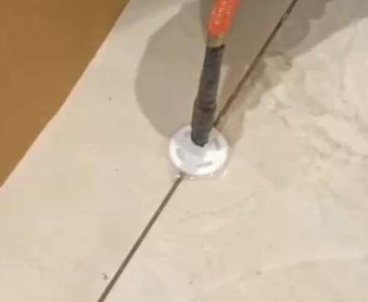 贡井瓷砖空鼓维修公司专业解答瓷砖在铺贴过程中，如果没有涂抹均匀到位的粘结材料（如水泥砂浆或瓷砖胶），可能会导致以下问题